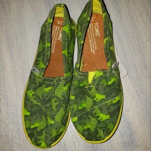 Toms green dino sz 4 shoes